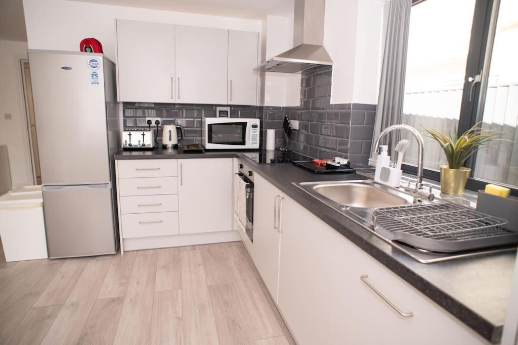 Maisy Lodge - Two Bed Lux Flat - Parking, Netflix, Wifi - Close To Blenheim Palace & Oxford - F2 Кидлингтън Екстериор снимка